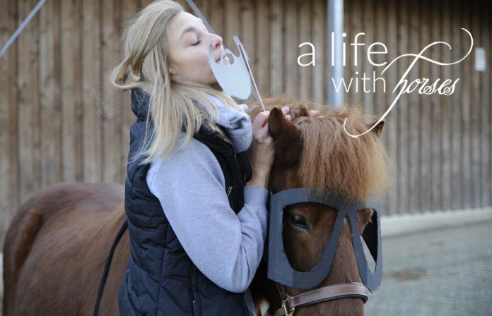 Mädchen-mit-Pony-Kostüm blöde-kommentare-bei-facebook