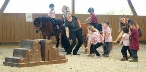 kinder-lernen-reiten