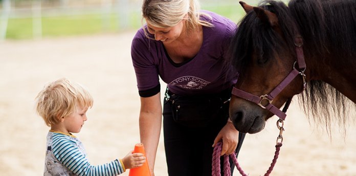 Nicole-Holland-Nell-im-Unterricht Reitunterricht-fuer-Kinder