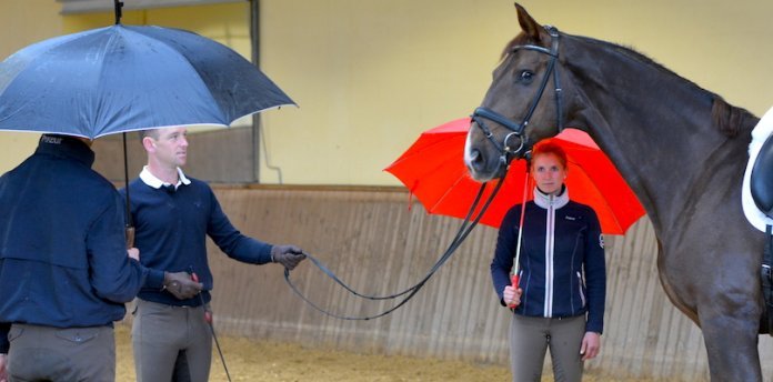 Jessica-von-Bredow-Werndl-und-Benjamin-Werndl Pferde-mit-Regenschirm