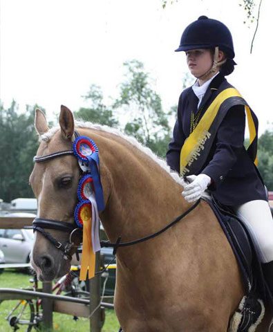 Reiten-bei-Ausbilderin-Britta-Schöffmann Kind-reitet-auf-Pony