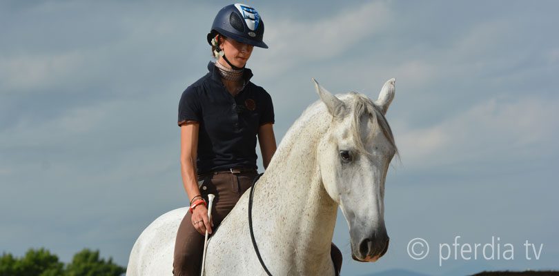 Alizée-Froment-auf-Sultan Sultan-mit-Halsring-reiten