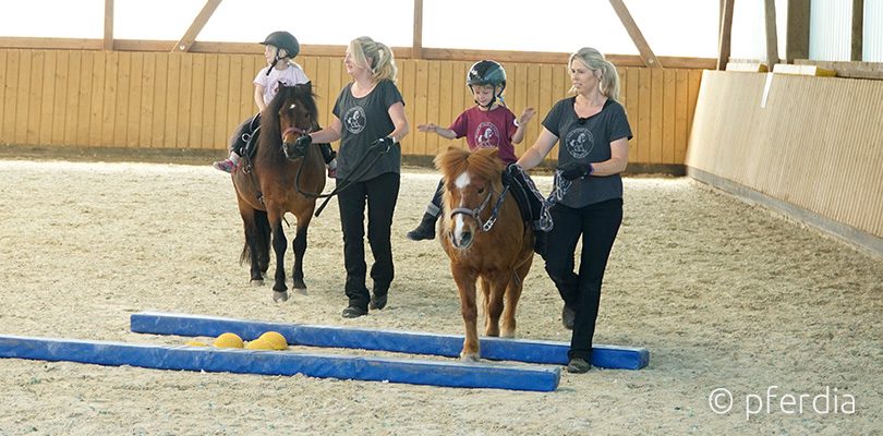 kinder-auf-pony reiten-bei-Nicole-Holland-Nell