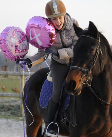 Pferd-mit-Luftballons Luftballons-fürs-Pferd