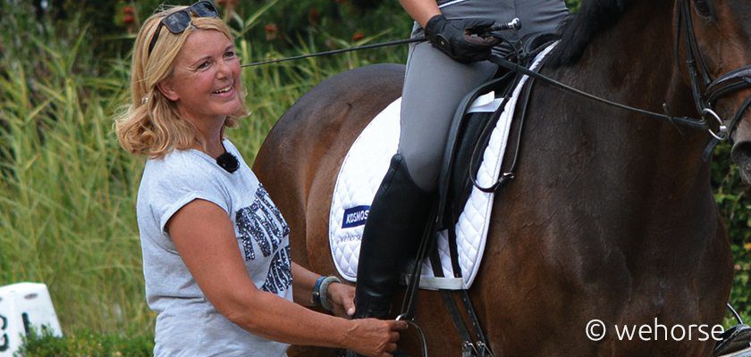 Britta Schöffmann neben Pferd