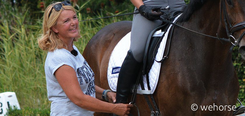 britta-schöffmann-reitunterricht Britta Schöffmann neben Pferd