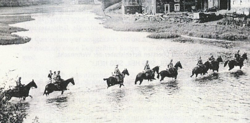 Bilder-aus-dem-Archiv Pferde-durchqueren-den-Fluss-im-Krieg