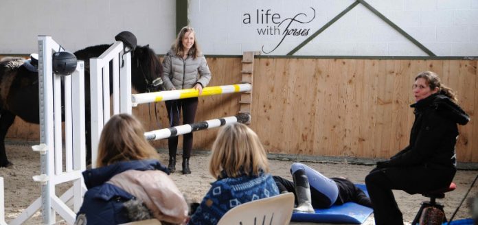 Reitergymnastik-Crosskoordination Kurs Reitergymnastik, Zuschauer und Teilnehmer sowie Claudia Butry, Ausbilderin