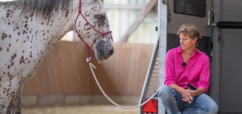 Michaela Kölbl zeigt dir, wie du dein Pferd stressfrei verladen kannst